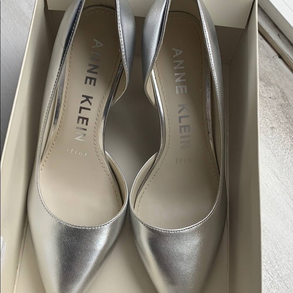 ANNE KLEIN - POINTY SILVER HEELS